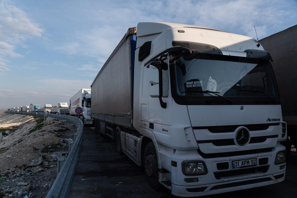 14 MSF trucks loaded with tents and winter kits crossing into northwest Syria [Abdulmonam Eassa/MS] 