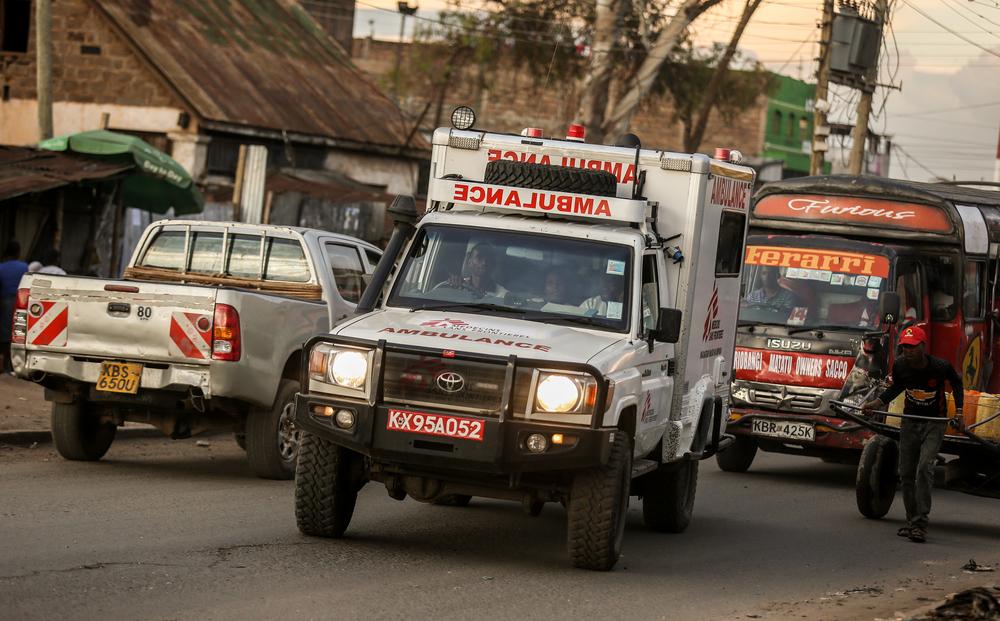 An MSF ambulance on juja road, Nairobi, Kenya  en-route to pick up a patient [ © Kiki / MSF ] 