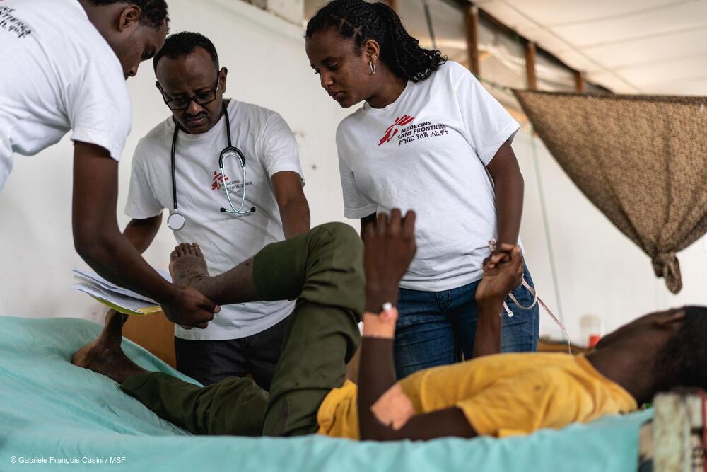 2018 MSF team examines a snakebite wound on a patient’s foot in Abdurafi, Ethiopia.