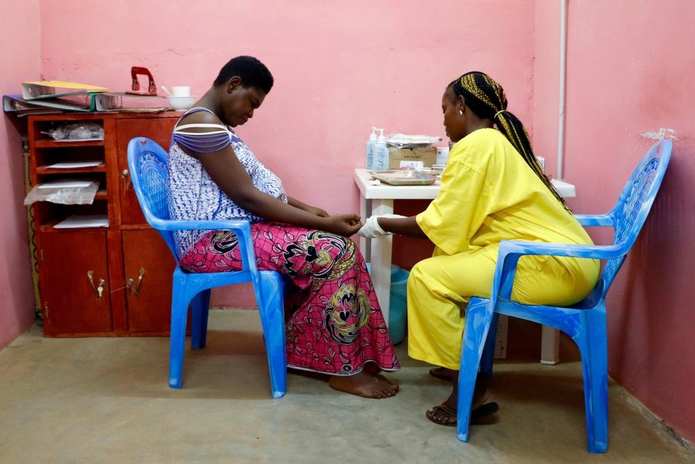 Grâce M’Gazio is a young mother about to give birth. She is doing the HIV – AIDS test with Adeline Ouaboua, psychosocial advisor at the Castors maternity, Central African Republic [© Elisa Fourt/MSF]