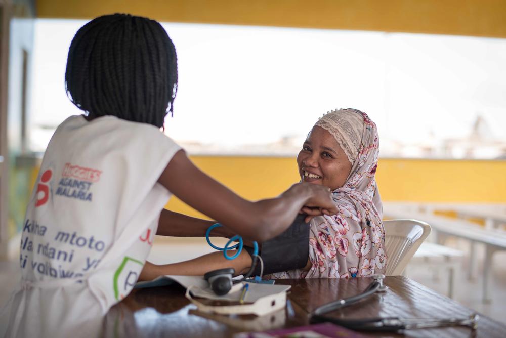 An MSF staff conducts pre-screening antenatal consultations at the Mrima Health Centre. 
