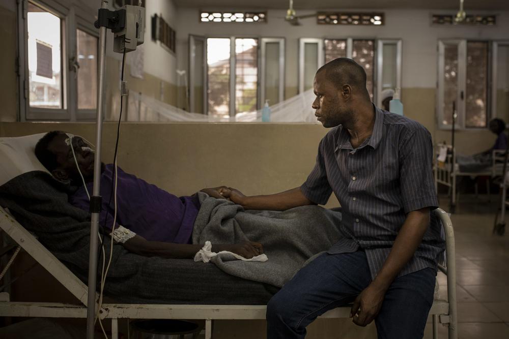 Portrait of John * and Jean * in the CHK. Jean was diagnosed with HIV in 2010.[Photo: Pablo Garrigos/MSF]