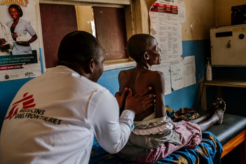 Kingsley Makwale MSF clinician examining Aisha at Mbenje Health Centre [Photo: Isabel Corthier/MSF]