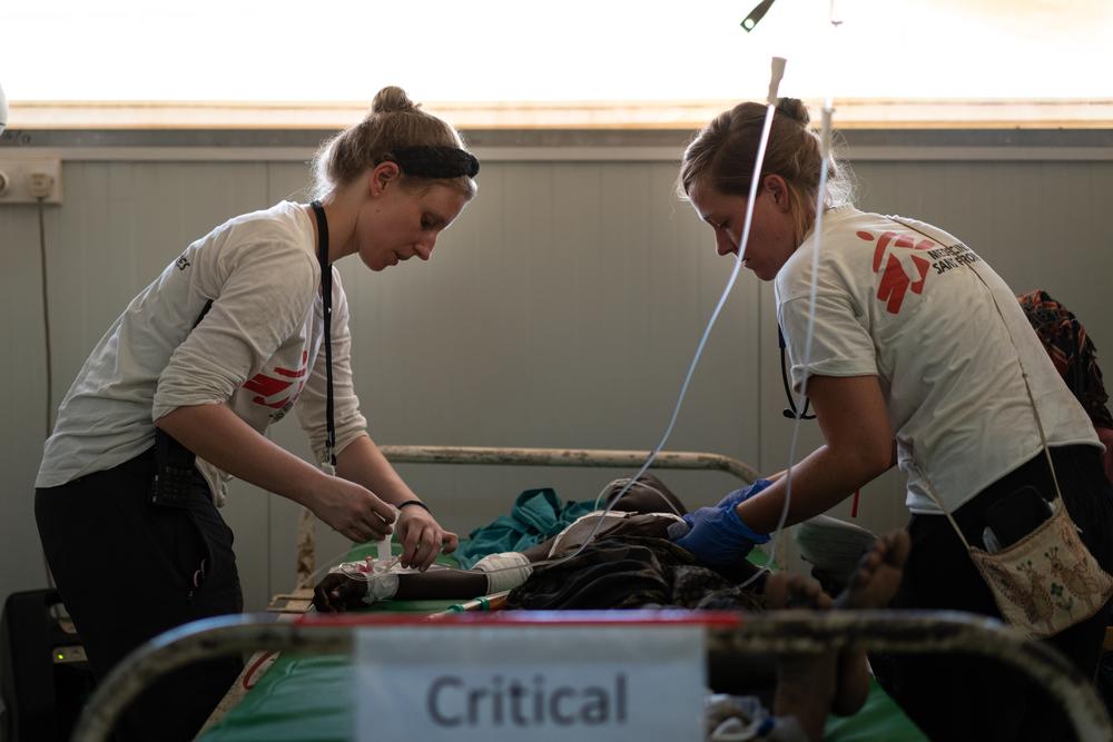 Suzanne & Mariel assess condition of 10-year-old Nyaduoth in the MSF hospital © Gabriele Casini/MSF