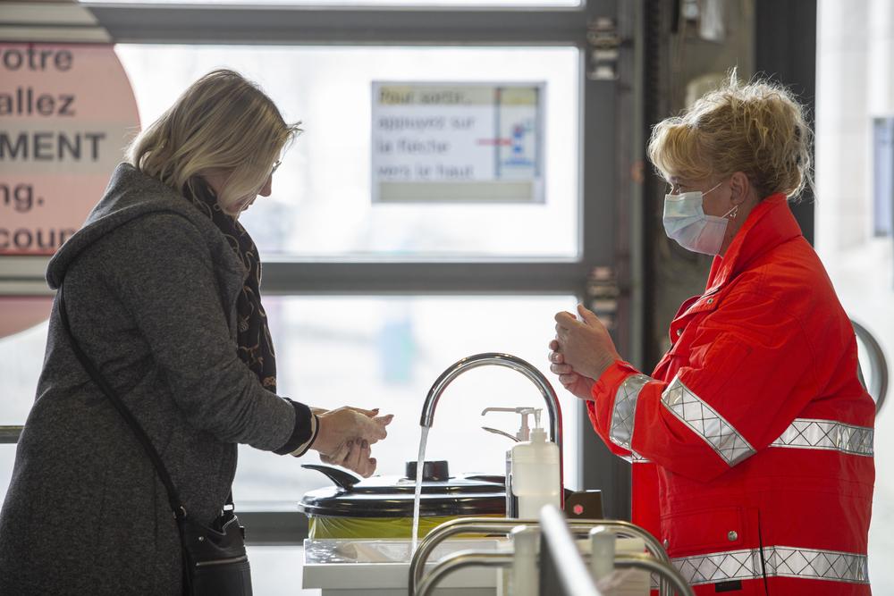 MSF staff exchange with the hospital staff about how to manage patient workflow © Pablo Garrigos/MSF