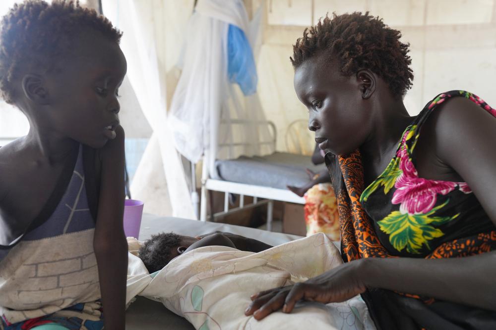 Yayai Logain with her children in MSF’s clinic in Pibor town. Two of Yayai’s children have measles.