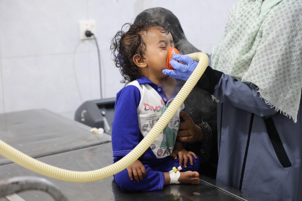 Fare’ Safwan receives treatment in the respiratory unit of MSF’s Mother and Child hospital in Houban. Fare’ was brought to hospital from Sam’a village suffering from a fever and cough.  Respiratory cases received in the respiratory unit of MCH from Jan to Aug 2021 are 6,998.