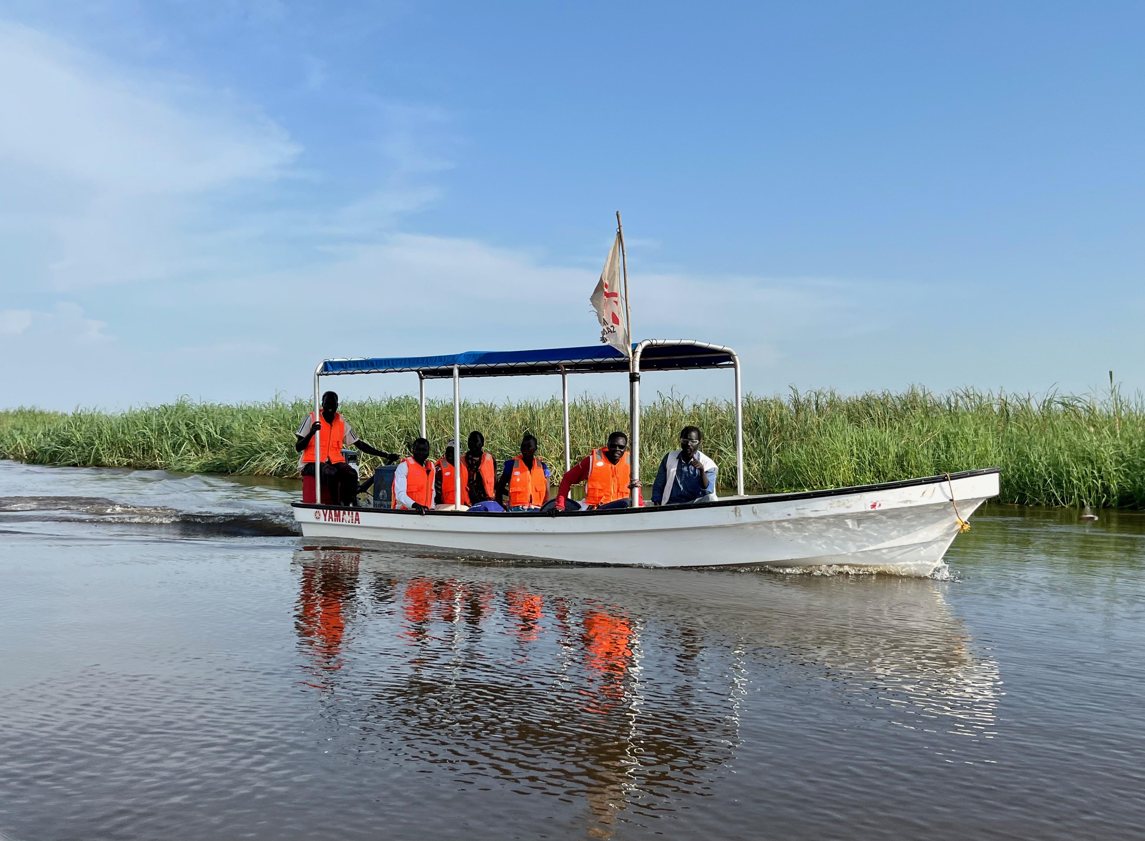 MSF teams travel to Ulang by boat