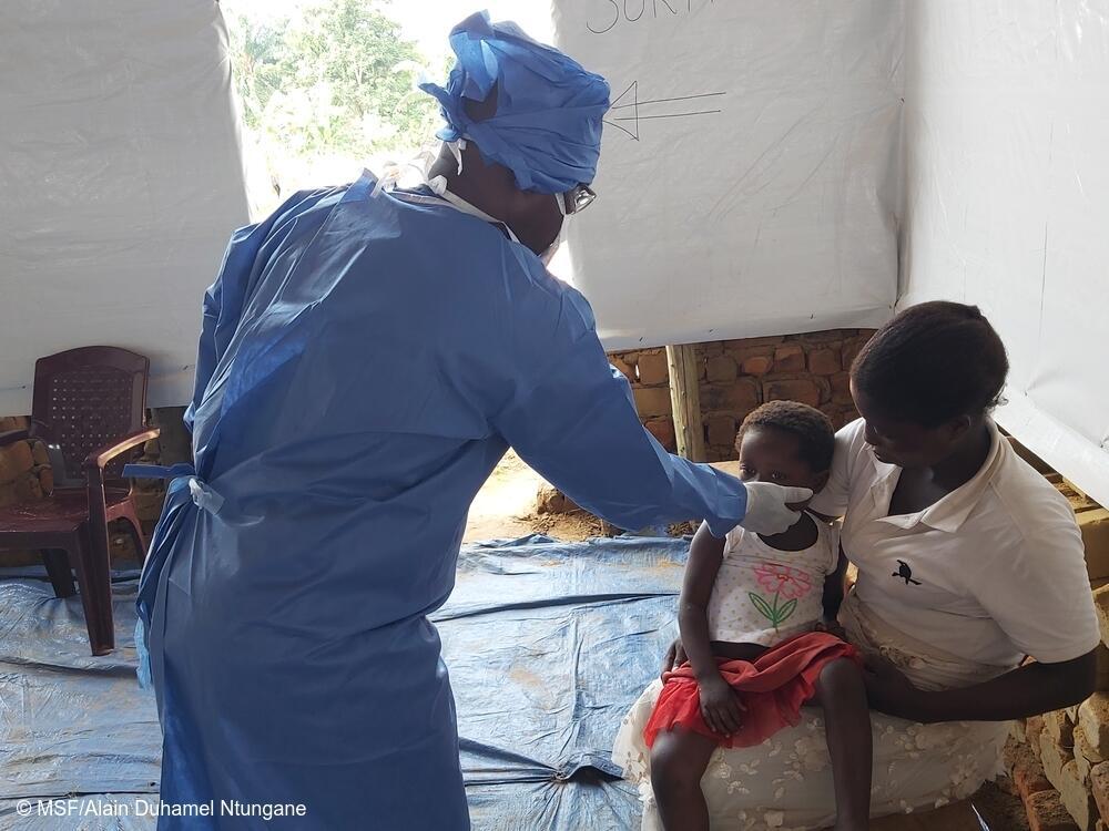 A doctor consults a patient with a suspected Mpox at the MSF-supported Djoa health center.