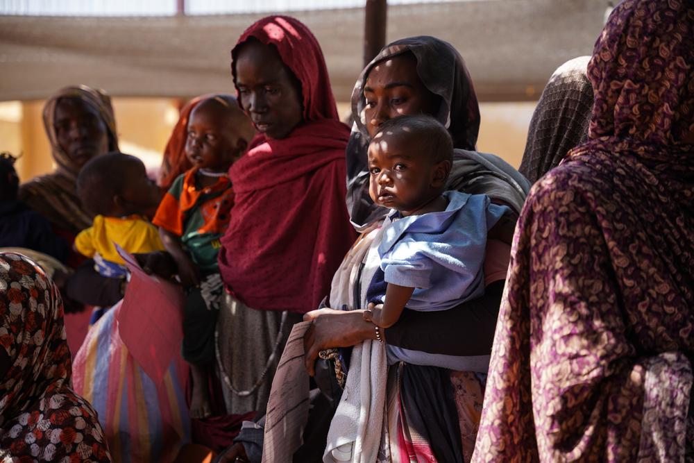 Mothers and children at the MSF clinic in Zamzam camp, 15 km from El Fasher, North Darfur 