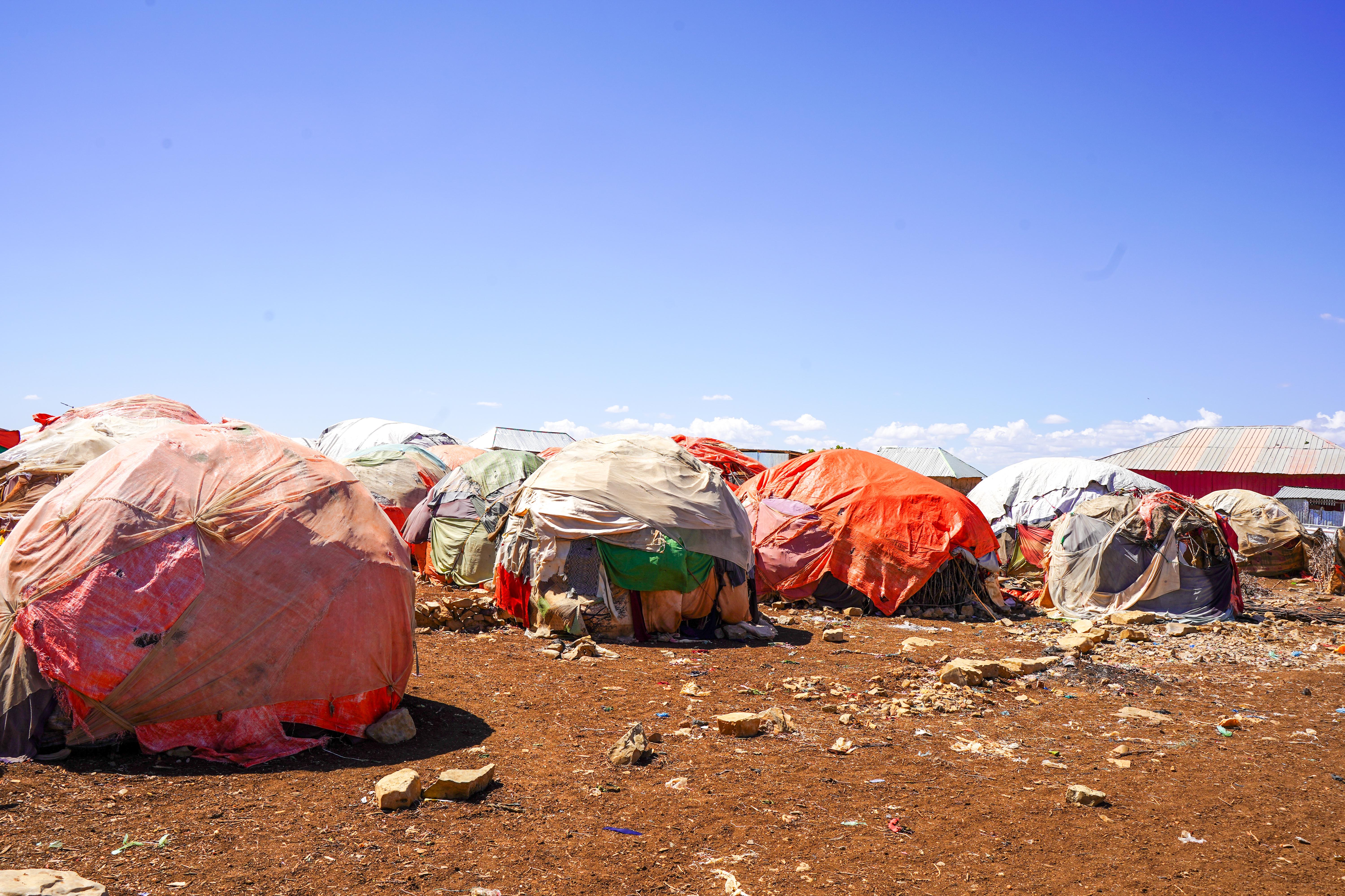  Temporary makeshift shelters