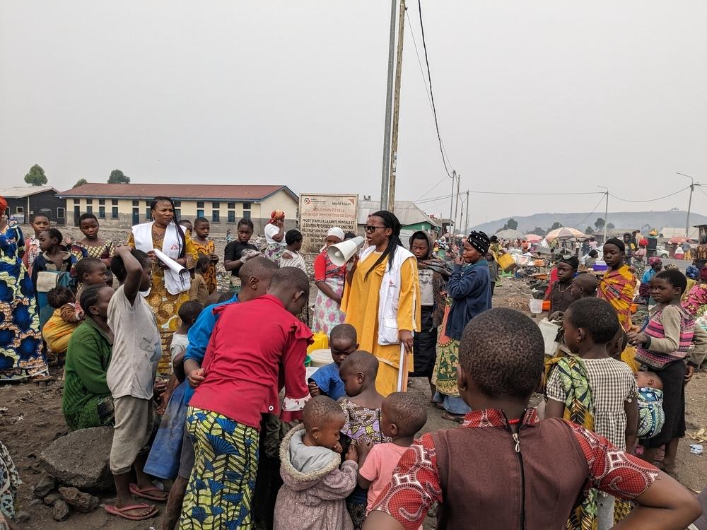 MSF health promotion workers raise awareness about Mpox in the Kanyaruchinya IDP site. 