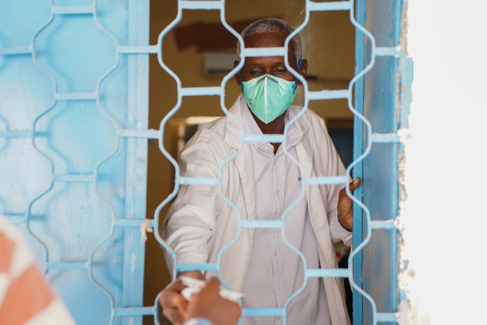 Mahad Sofe, dispensary assistant working at the MSF-supported TB hospital in Galkayo North hands over drugs to a TB patient who came to receive his daily dose.