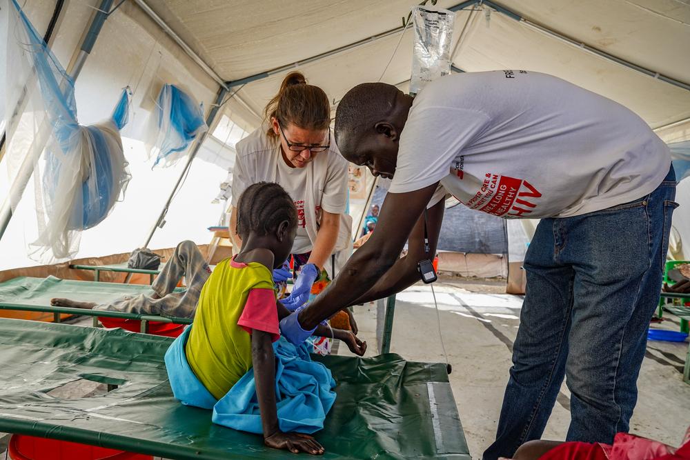 MSF staff taking care of a patient in the Cholera Treatment Centre in Assosa, Malakal.