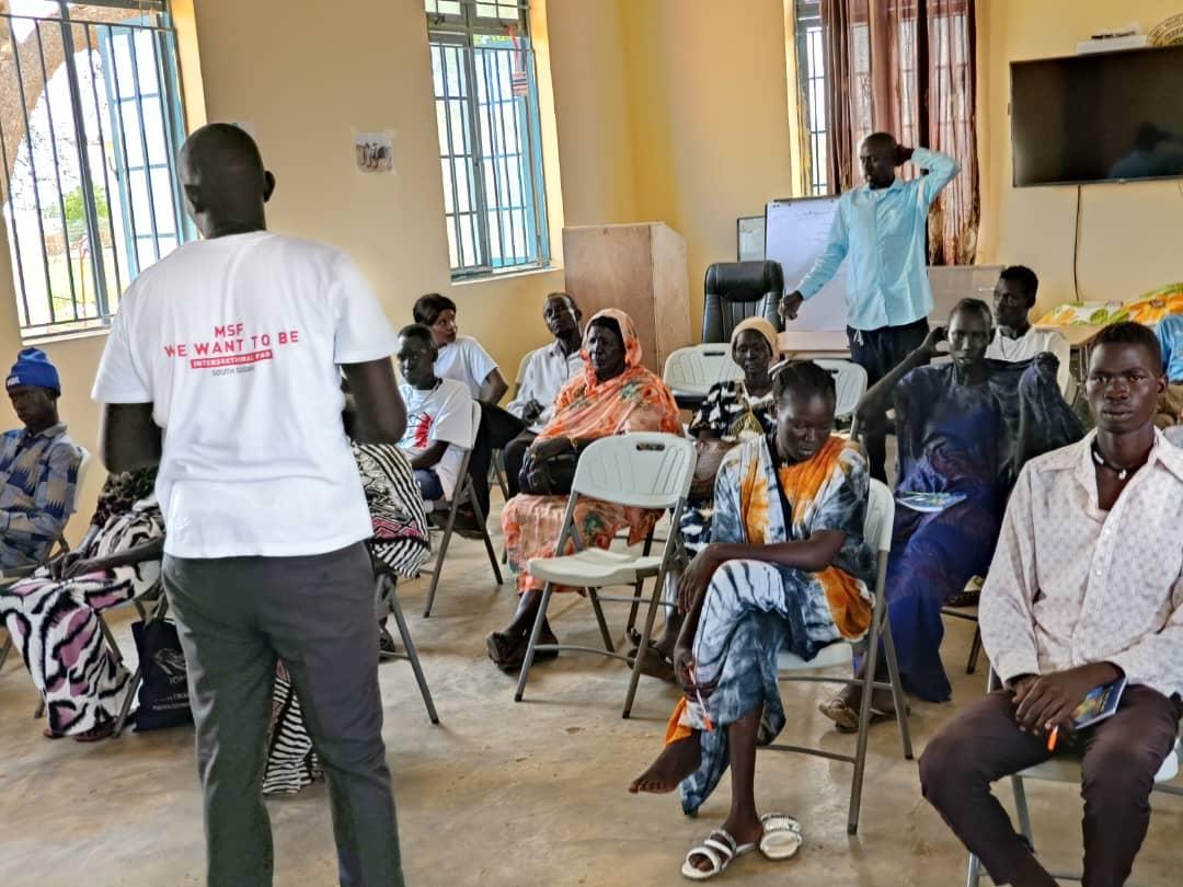 An MSF staff member conducts a training session on Integrated Community Case Management (ICCM) for local healthcare workers in Abyei, strengthening the community’s capacity to respond to the cholera outbreak.