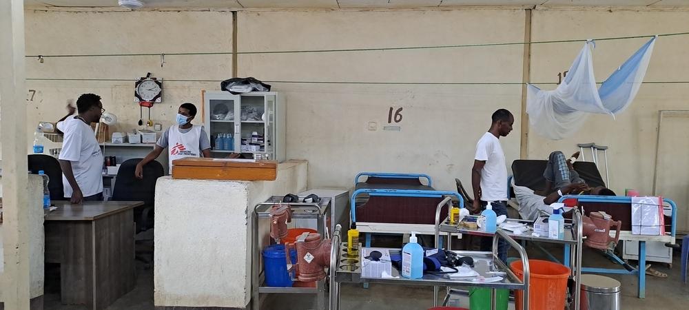 MSF’s medical teams monitoring snakebite patient in MSF’s Midregenet/Abdurafi kala azar and snakebite treatment center. Abdurafi, Amhara region, Ethiopia. July 2025.