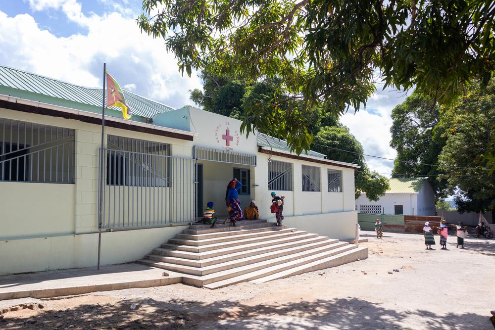 In May 2024, Macomia town was attacked by a non-state armed group, forcing MSF and other humanitarian organizations to suspend their activities. One year later, the Macomia health center is the only operational facility in the entire district, down from seven functioning health centers before the attack.