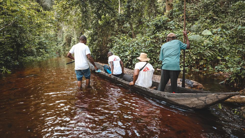 MSF staff, accompanied by a Ministry of Health supervisor, are crossing the Mongala River to organise a measles vaccination campaign in the Bonzane area, Businga health zone.