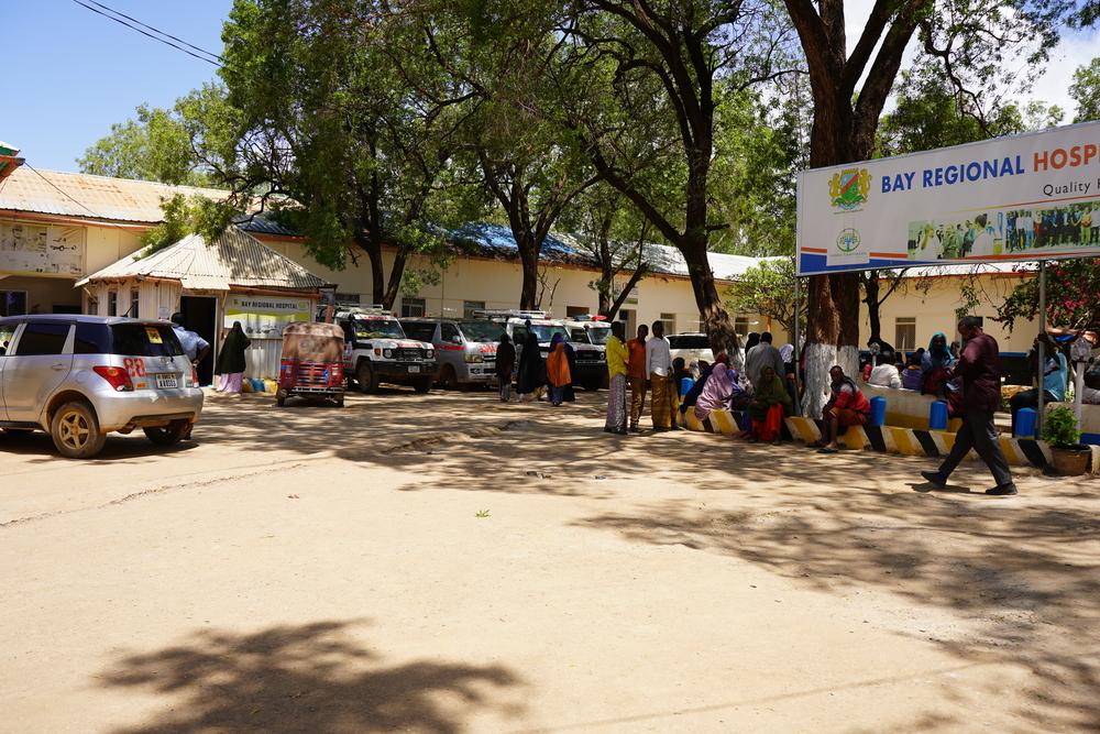 Patients and caregivers wait outside the MSF-supported Bay Regional Hospital in Baidoa. Many arrive from distant rural areas after long, costly journeys to seek care.