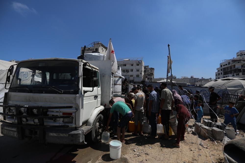 An MSF water truck provides a critical source of clean drinking water. Despite producing around 500,000 litres daily, it is enough for only 80,000 people to receive the bare minimum.