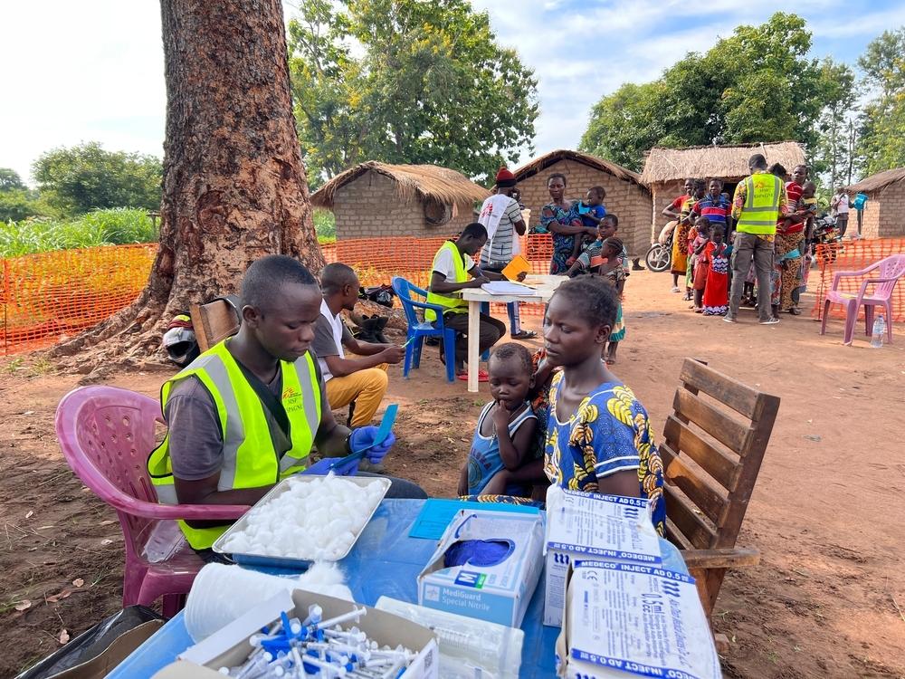 MSF staff vaccinate children aged 6 to 59 months as part of a routine and catch up immunization in the village of Mala, Batangafo district.