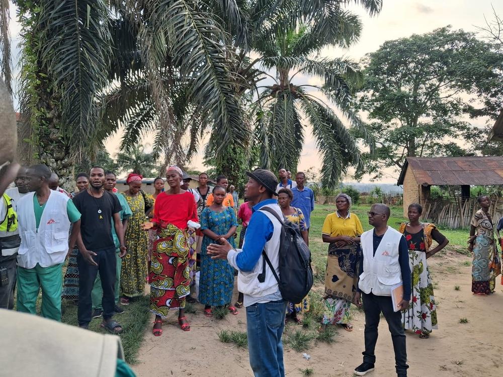 People are cheering the first patients who recovered from Ebola virus disease in the treatment centre in Bulape, now leaving the facility to return to their families.