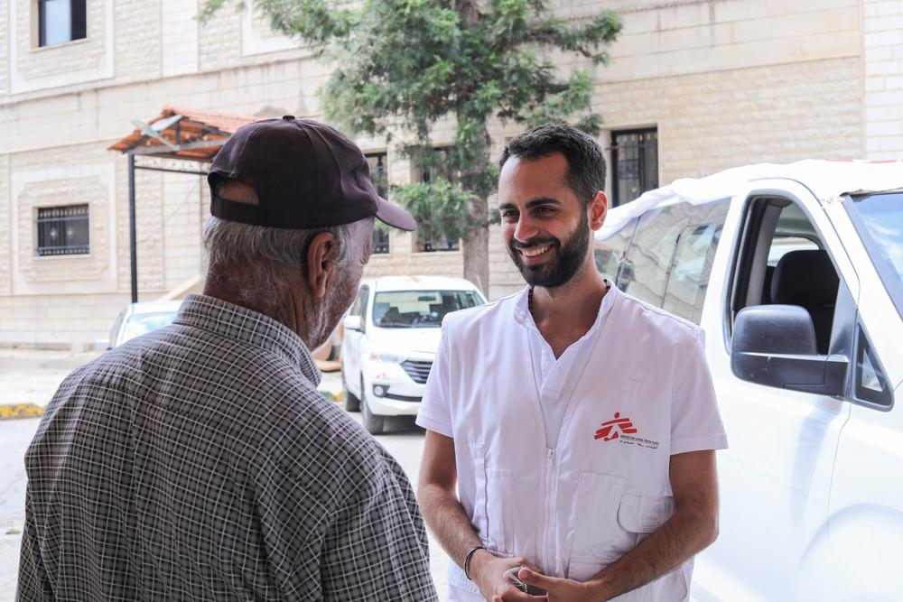 MSF psychologist with the mobile clinic in Nabatieh speaks to a member of the community. The consequences of the war go beyond destruction and devastation. People have endured a series of losses with no resolution in sight, which exacerbates the mental health toll.