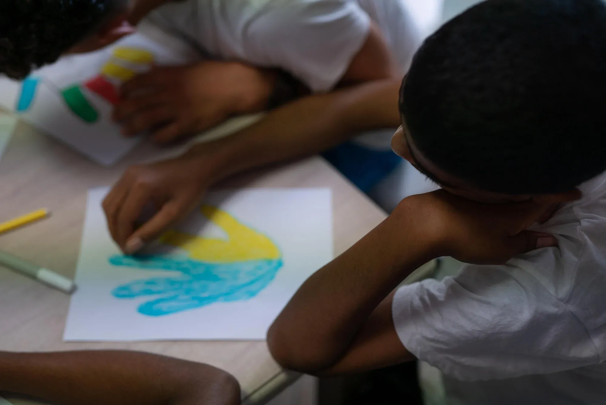 A child draws during mental health activities in Agrigento. Through colours and drawings, children on the move express the emotions they feel. Italy, September 2025.
