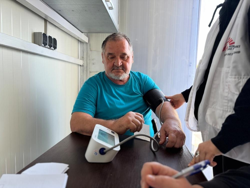 "Most of our patients in transit centres are from hot spots in Donetsk region: Kostiantynivka, Myrnohrad, Dobropillia. They come to us mainly with chronic diseases. Usually, they do not have the opportunity to constantly monitor their indicators, so we measure their blood pressure, blood sugar levels, and oxygen saturation levels," explains Viktoria Likhachova, MSF doctor. 