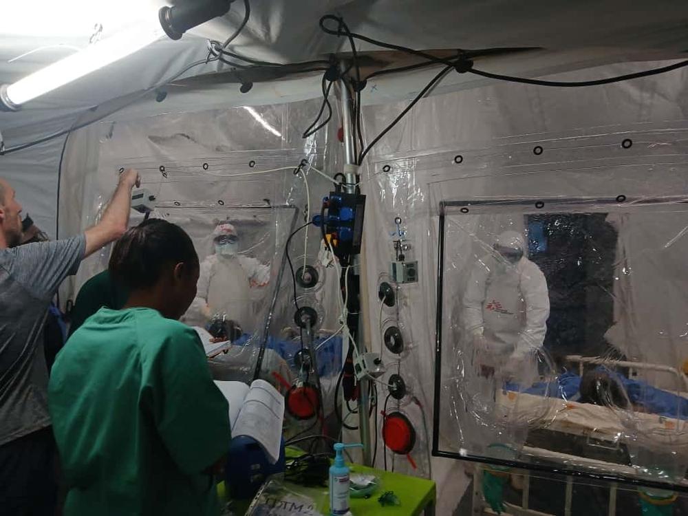 An MSF medical staff member examines a patient suspected of having Ebola at the new treatment center in Bulape, Kasai. This newly established facility has a capacity of 32 beds