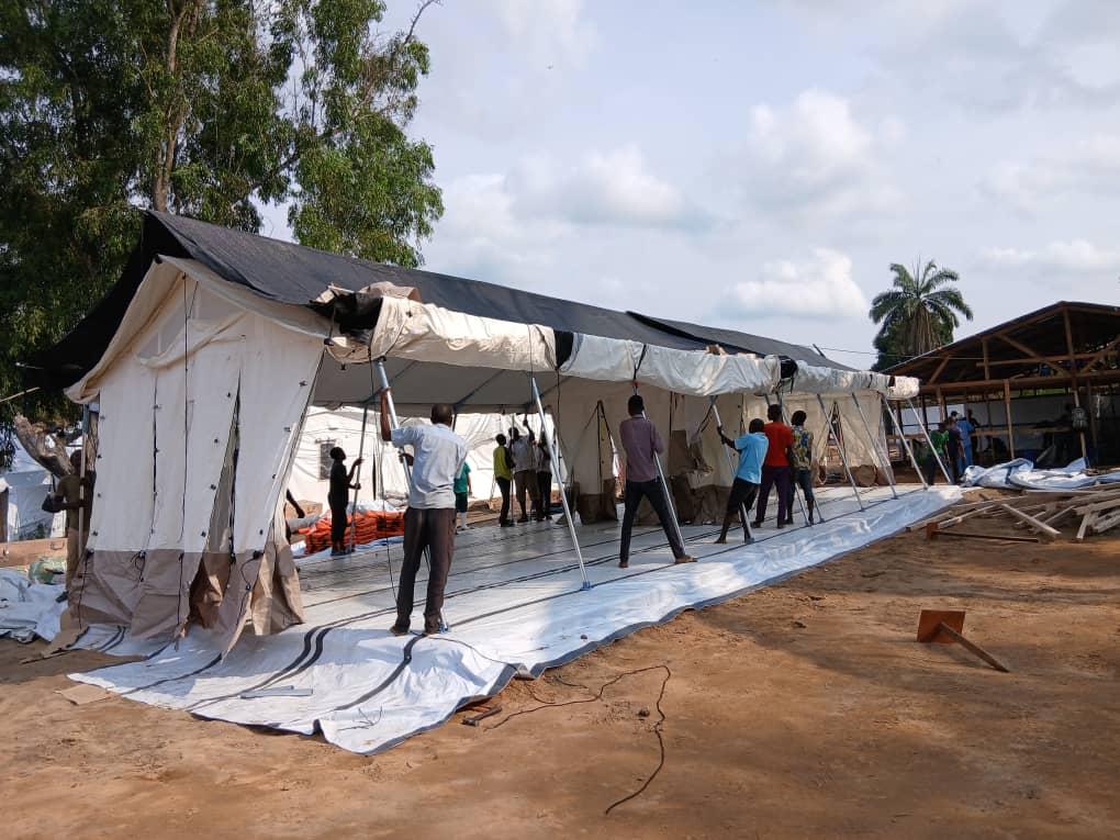Construction of the new Ebola treatment center in Bulape in the province of Kasaï. With a capacity of 32 beds, including 16 reserved for confirmed cases, this facility provides optimal care for patients.
