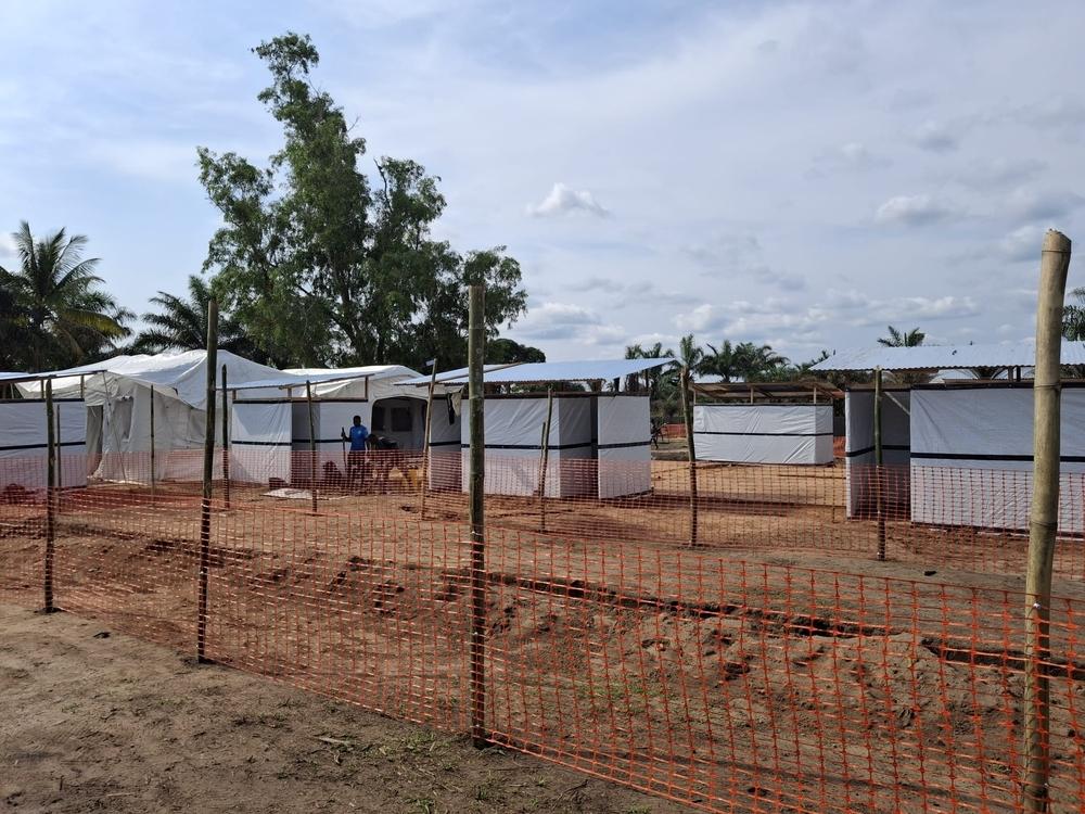Construction of the new Ebola treatment center in Bulape in the province of Kasaï. With a capacity of 32 beds, including 16 reserved for confirmed cases, this facility provides optimal care for patients.
