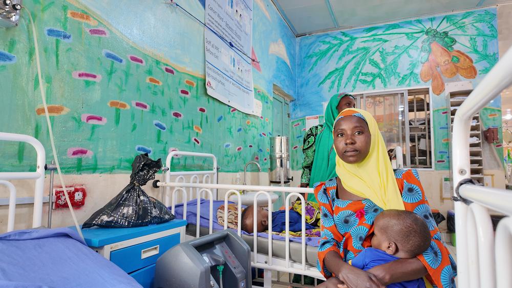 Amina Lawali sits beside her son Yusufa as he recovers from severe malaria at the MSF supported hospital in Gummi (HDU). He was admitted with high fever and convulsions after being referred from a nearby health centre.