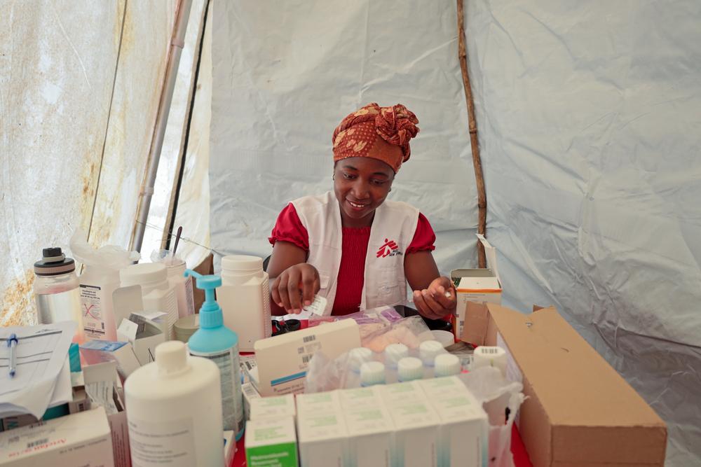 MSF staff Dália Paulo gives out prescribed medicines to patients, after they received consultations at MSF mobile clinic in Alua Velha, Eráti District, Nampula Province.