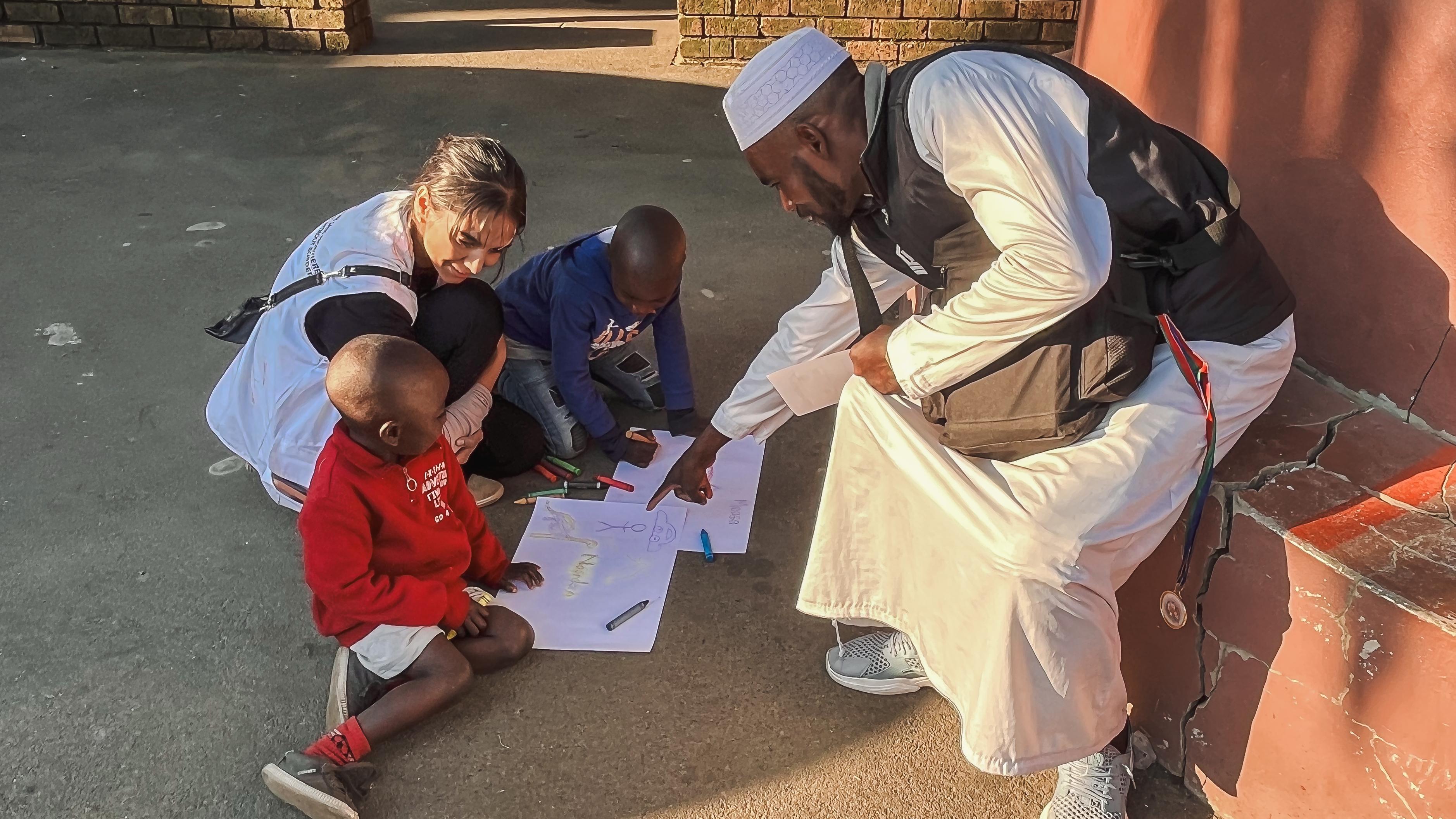MSF psychologist Tasneem Bulbulia facilitates a creative and supportive therapy session with a Malawian family displaced by anti-migrant activity in South Africa.