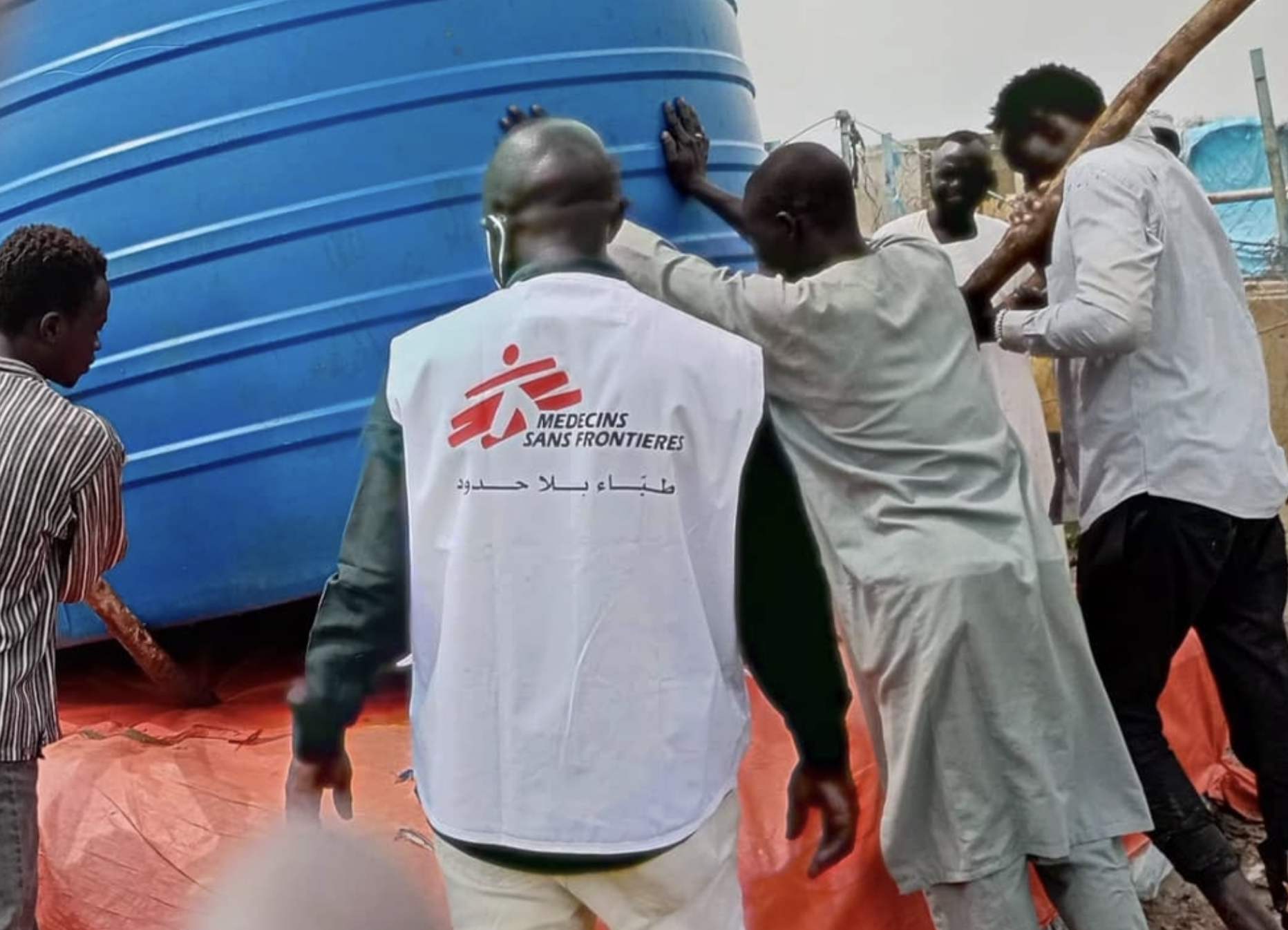 Water tank installation in Al Safa camps.