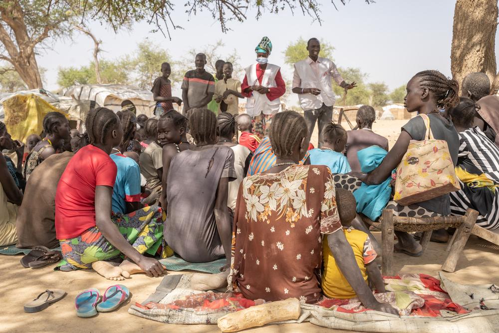 In Gomgoi, the most populated displaced camp in Twic County, MSF runs health promotion and mental health session for the families living in the camp. Recreational activities are organised mainly for the children while psycho education is provided for adult.