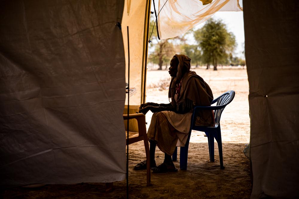 A patient undergoes a medical consultation at an MSF mobile clinic in Gomgoi displacement camp. MSF is running mobile clinics in three displacement camps in Twic County, after people fled their homes in Agok when violence erupted. 