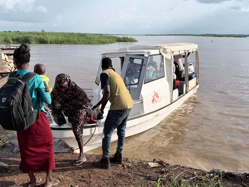 A new cohort of health workers arrive by MSF boat in Malakal for training.