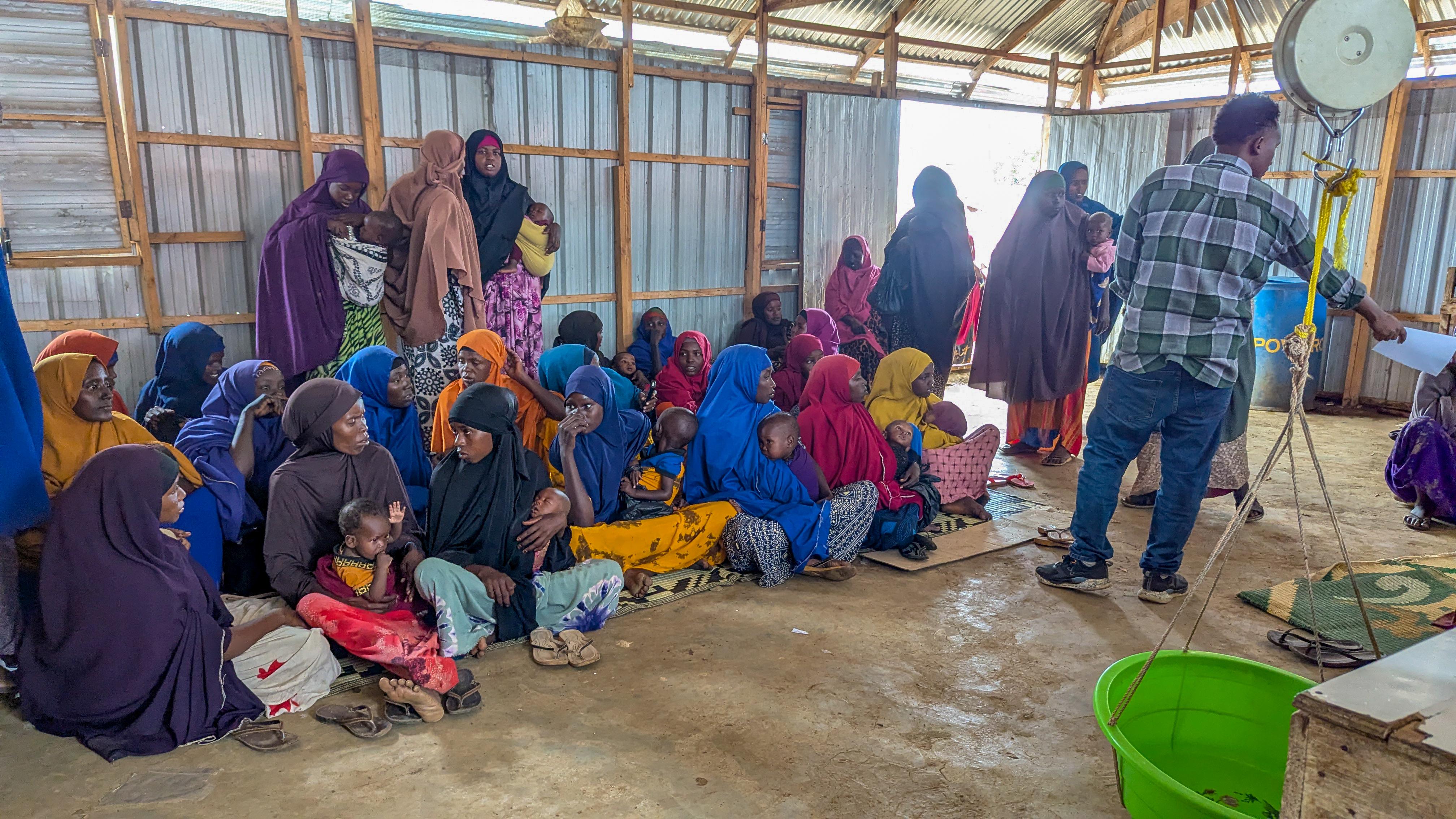 Patients sit on mats in the waiting area of MSF’s Elbeti 1 health post, in Elbeti IDP camp, Baidoa, Southwest State, Somalia. MSF runs seven health posts across IDP camps in Baidoa, providing primary healthcare including screening and treatment for acute malnutrition.