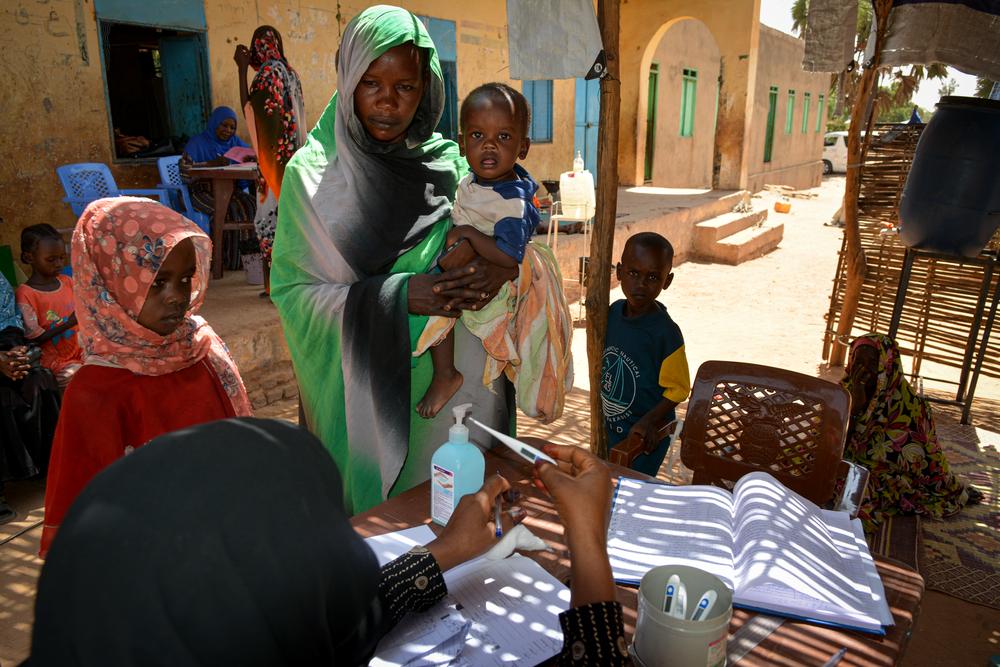 Fatima with her four children at a MSF mobile clinic in a gathering site in El Geneina.